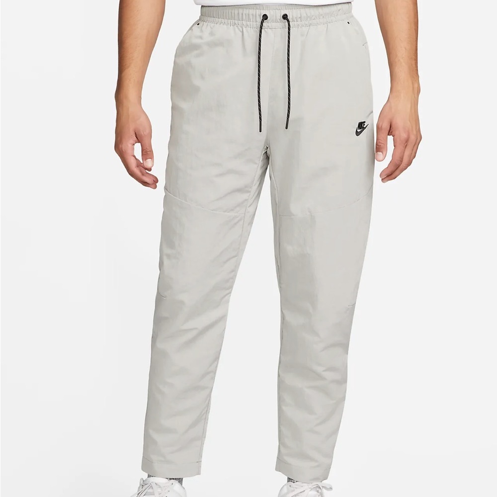 Nike Sportswear Tech Essentials